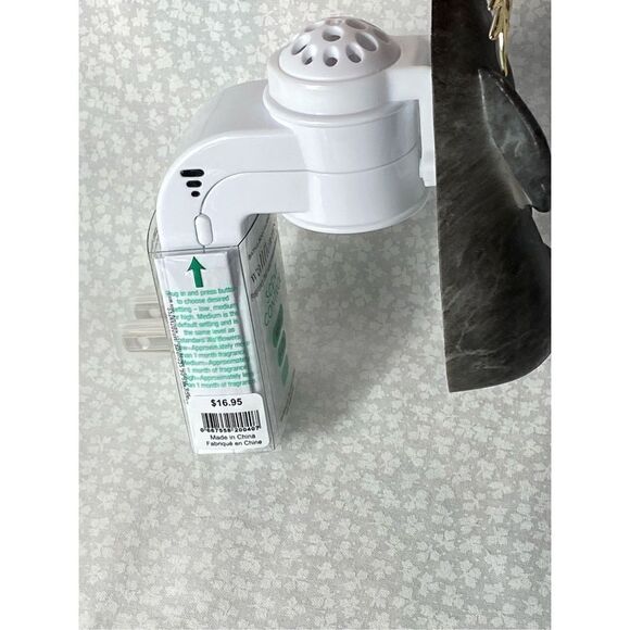 Bath and Body Works ELEPHANT Wallflower and 4 EUCALYPTUS MINT Refills - Picture 9 of 11